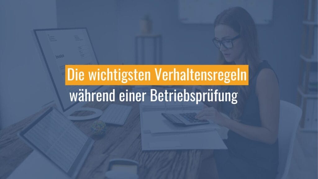 Verhaltensregeln während Betriebsprüfung, Frau am Schreibtisch