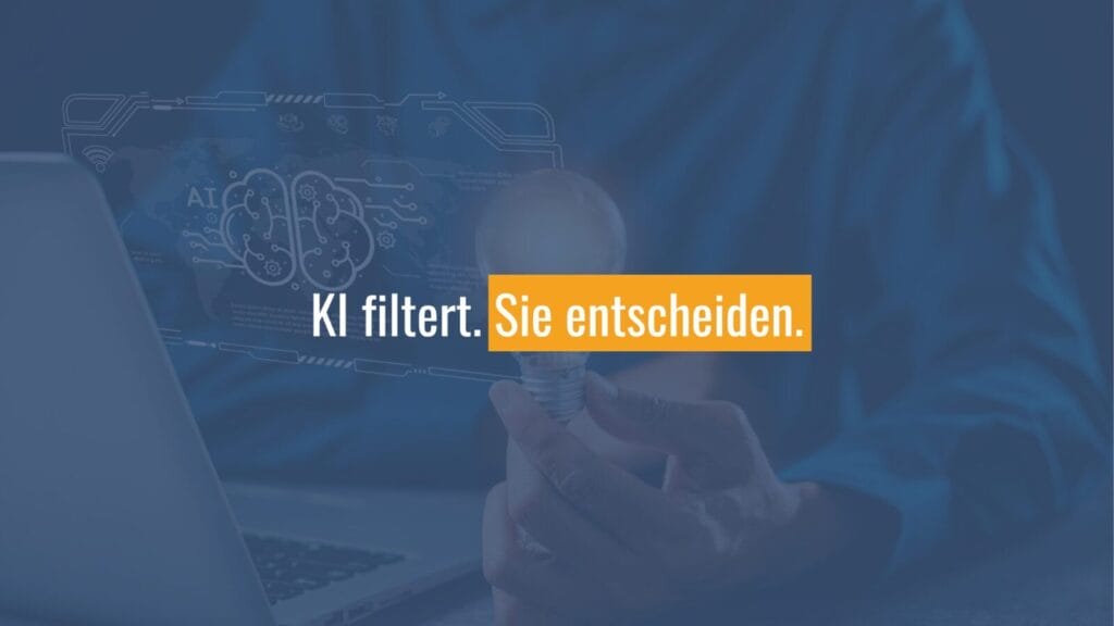 Laptop mit KI-Grafik und Glühbirne in Hand