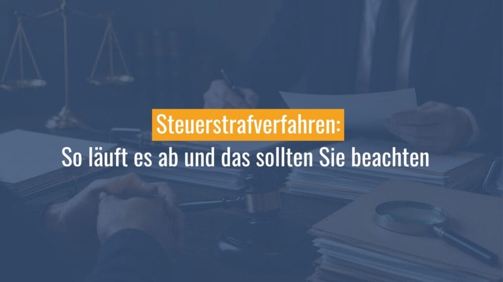 Steuerstrafverfahren mit Akten, Richterhammer und Waage