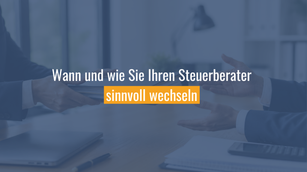 Geschäftsleute übergeben Unterlagen zum Wechsel des Steuerberaters